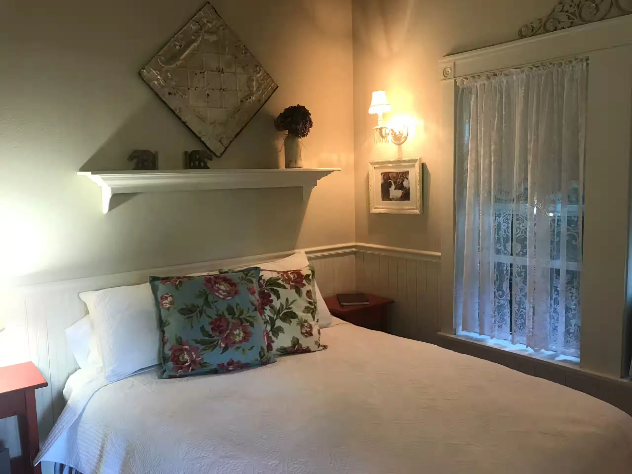 The queen bedroom, bright and tidy